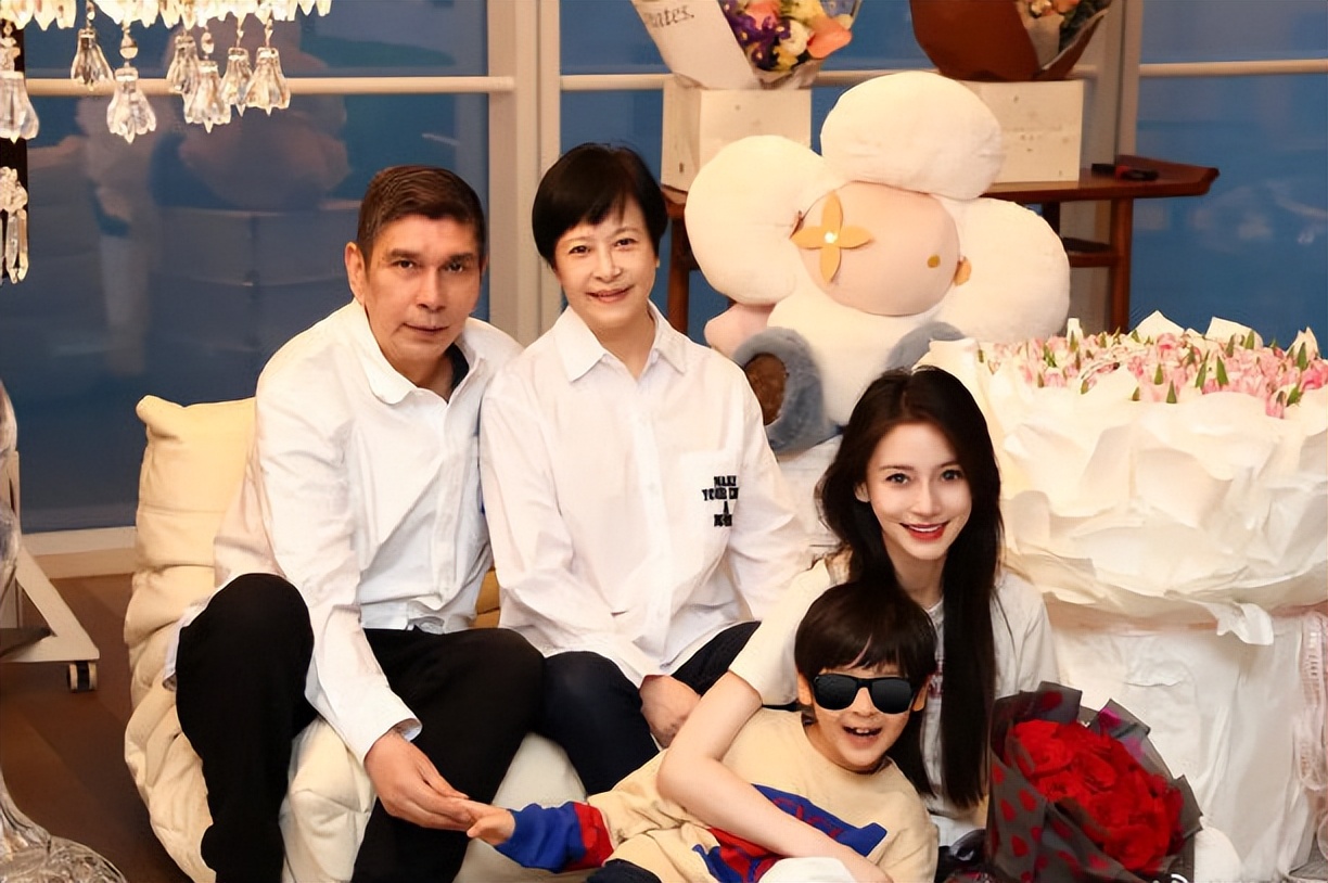 娱乐圈公布恋情的明星_黄晓明新恋情 胡冉儿 黄晓明感情史