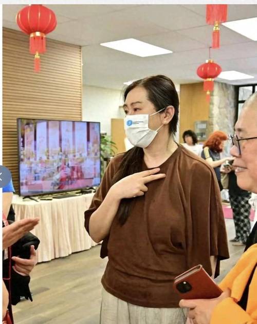 王祖贤退隐多年近况曝光 温哥华素颜逛超市气质依旧