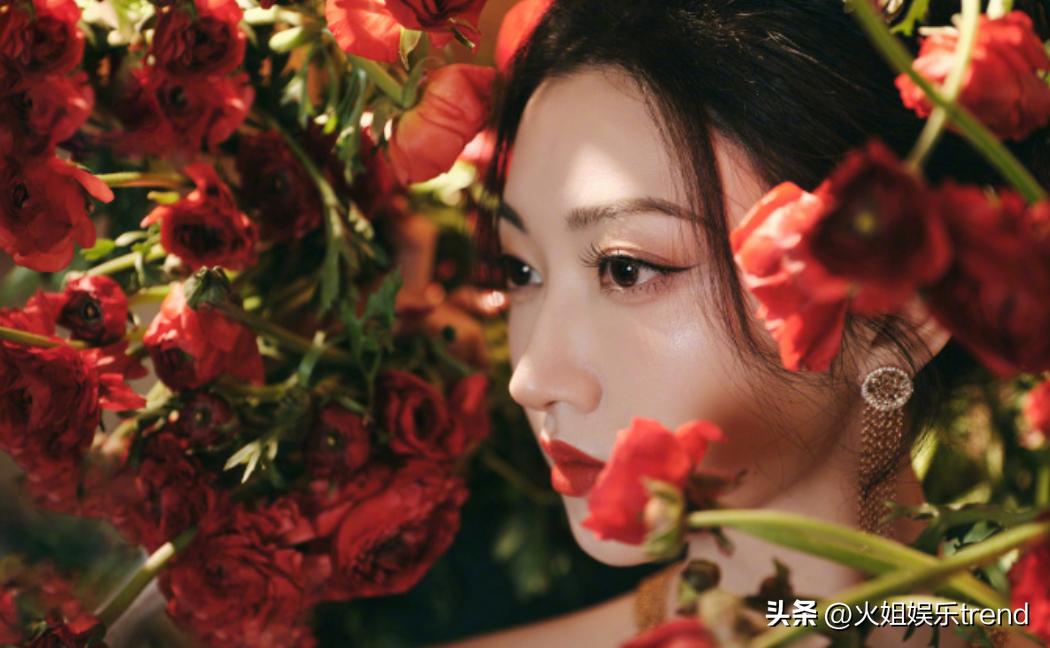 红露肩晚礼服_暗夜玫瑰气质_晚装女明星